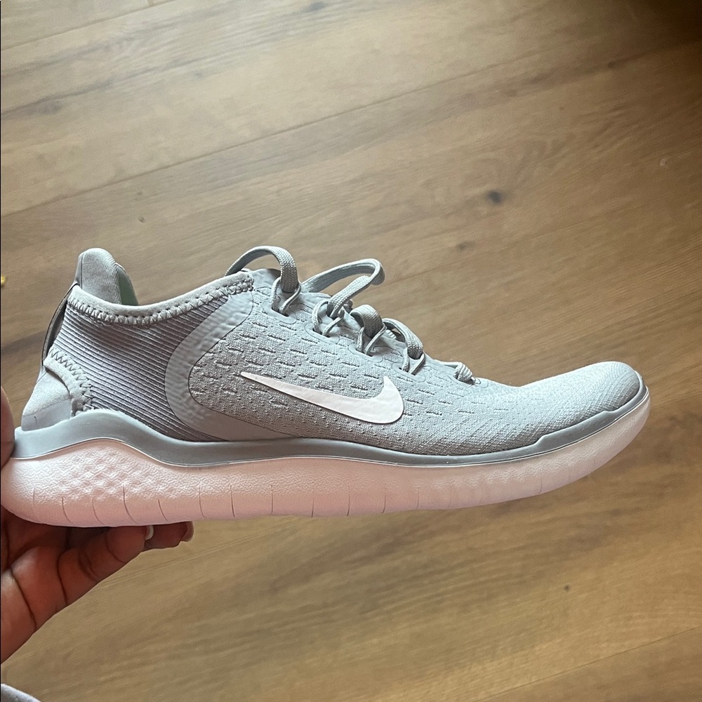 Nike Women's Free Run 2018 Light Gray Athletic Shoes